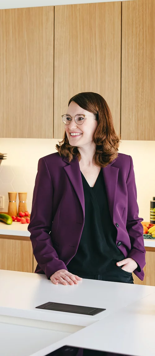 Vorwerk: Foto: Auf dem Bild steht Ramona Wehling in einer modernen Küche und lächelt. Sie verantwortet bei Vorwerk den Bereich Culinary, also Kulinarisches.