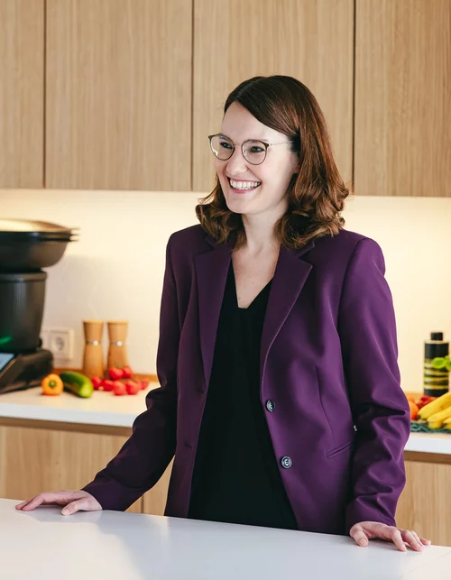 Vorwerk: Foto: Auf diesem Foto lacht Ramona Wehling vor sich hin. Sie trägt einen bordeauxfarbenen Blazer und eine dunkle Brille.
