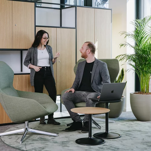 Vorwerk: Foto: Auf dem Bild ist eine weitere elegant ausgestattete Sitzecke abgebildet. Eine Angestellte und ein Angestellter sprechen hier miteinander.