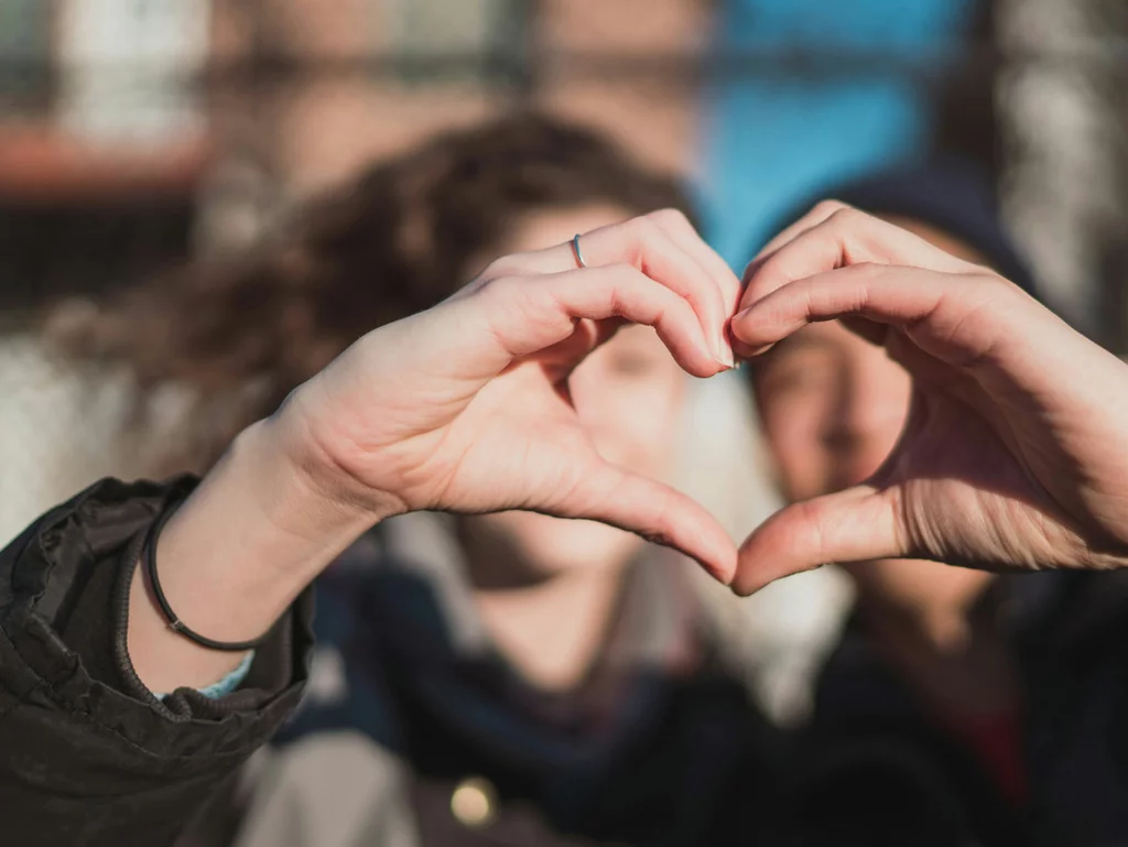 Vorwerk: Photo: Two people make a heart shape with their hands.