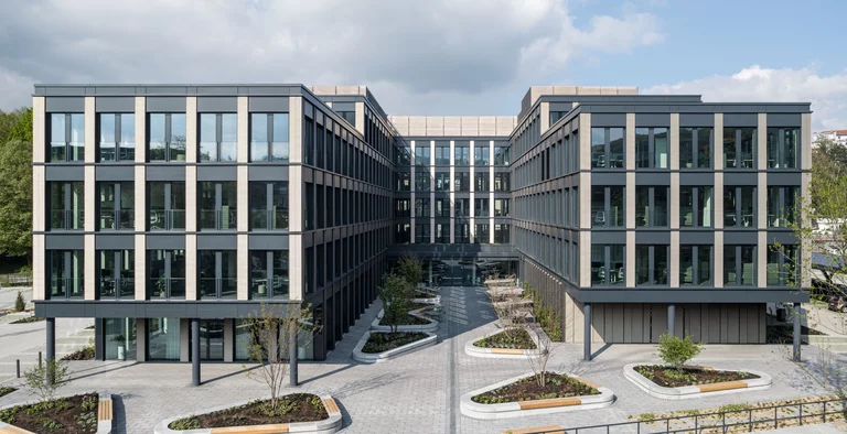 Vorwerk: Photo: The photo shows part of a large, modern building. With lots of windows. It is the new Vorwerk office world at Rauental 38 in Wuppertal.